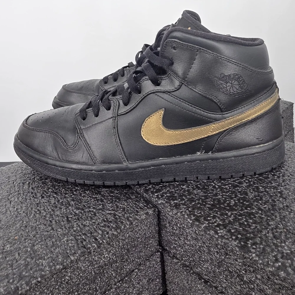 Nike Air Jordan 1 Mid Triple Black Gold 554724-010 Men's Size 12 Shoe 2013 Retro